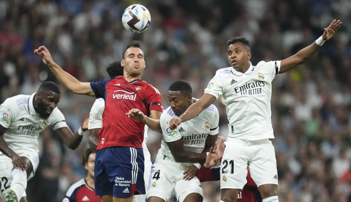 Bek Osasuna Unai Garcia menyundul bola ke depan pemain Real Madrid David Alaba dan Rodrygo pada pekan ketujuh Liga Spanyol 2022/2023 di Stadion Santiago Bernabeu, Senin dini hari WIB (3/10/2022). Langkah Real Madrid melanjutkan trend kemenangan di Liga Spanyol 2022/2023 terhenti di pekan ketujuh. (AP Photo/Manu Fernandez)