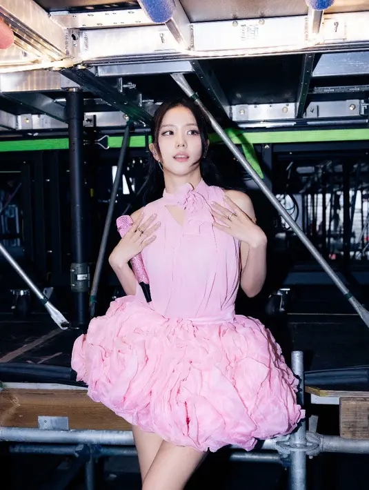 Tak kalah memikat, Jisoo juga tampil bak putri modern dalam gaun tulle berwarna pink dengan rok frill besar yang memancarkan kesan glamor dan mewah.  [Dok/Dior].