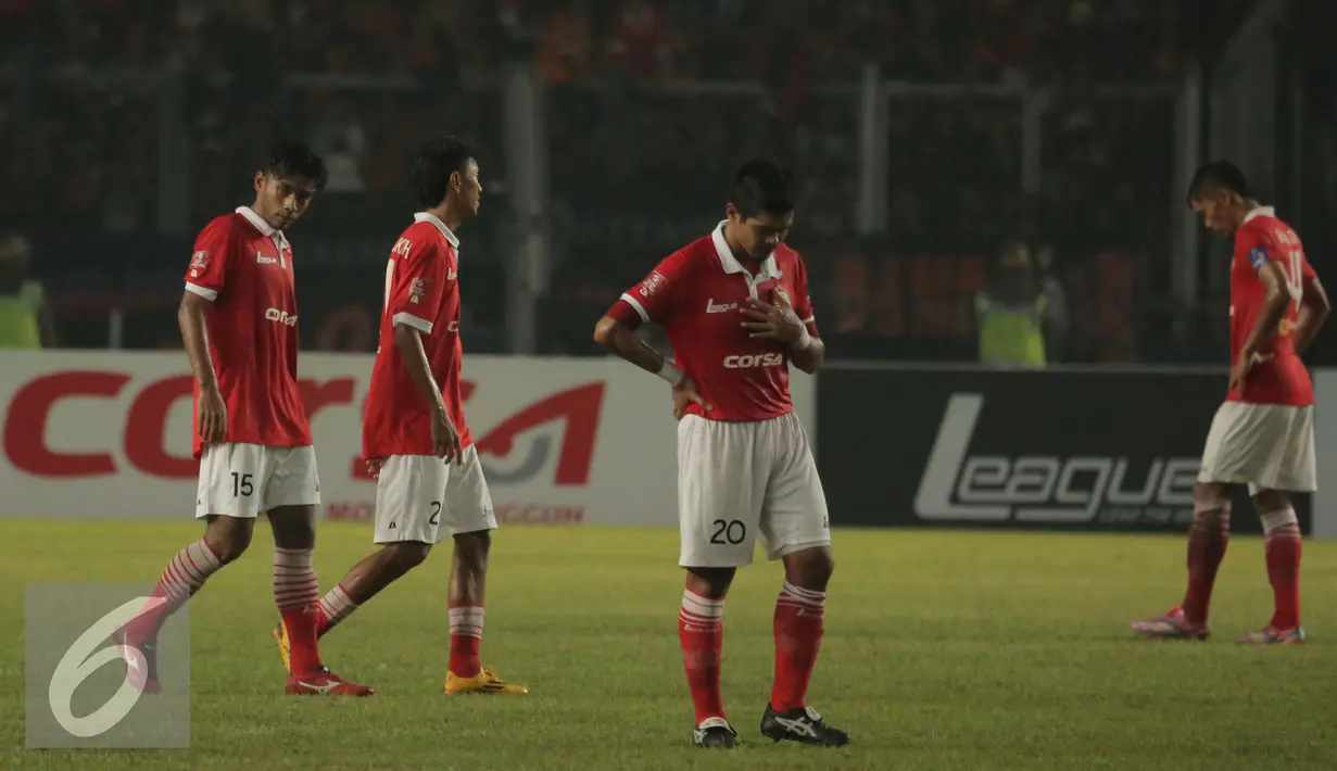 Pemain Persija tertunduk saat laga melawan Sriwijaya FC dihentikan pada lanjutan Torabika Soccer Championship presented by IM3 Ooredoo di Stadion GBK Jakarta, Jumat (24/6). Hinggadihentikan, Sriwijaya FC unggul 1-0. (Liputan6.com/Helmi Fithriansyah)