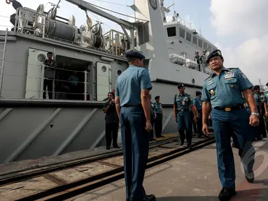 KSAL Laksamana TNI Ade Supandi (kanan) saat memimpin upacara penyambutan kedatangan KRI Rigel 933‎, di Dermaga JICT II, Pelabuhan Tanjung Priok, Jakarta, Jumat (15/5/2015). (Liputan6.com/Faizal Fanani) 