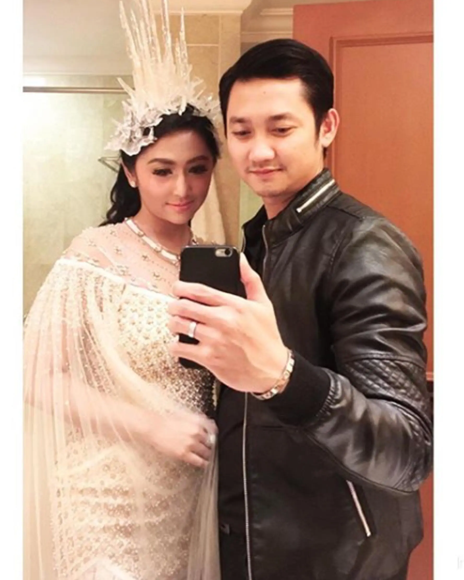Dewi Perssik dan calon suami, Angga Wijaya. (istimewa)