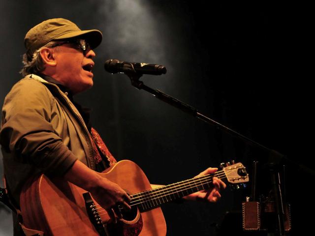 Memutar Kembali 22 Januari Lagu Romantis Milik Iwan Fals Showbiz Liputan6 Com (biar tau, biar rasa)cinta ini milik kitadikantin depan kelasku,disana kenal dirimuyang kini tersimpan dihati,jalani kisah sembunyi dihalte itu ku tunggu,senyum manismu kekasihusai dentang bel sekolah,kita nikmati yang ada seperti hari yang. lagu romantis milik iwan fals