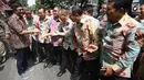 Gubernur DKI Jakarta Djarot Saiful Hidayat bersalaman dengan warga saat perpisahan dirinya di Jalan Kebon Sirih, Jakarta, (15/10). Pelepasan Djarot berlangsung meriah dengan iring-iringan delman serta sambutan masyarakat. (Liputan6.com/Immanuel Antonius)