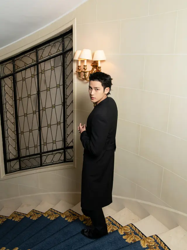 Pesona Dior Prince Mingyu Seventeen Tampil Serba Hitam di Paris Fashion Week, Tenteng Tas Rp120 Juta