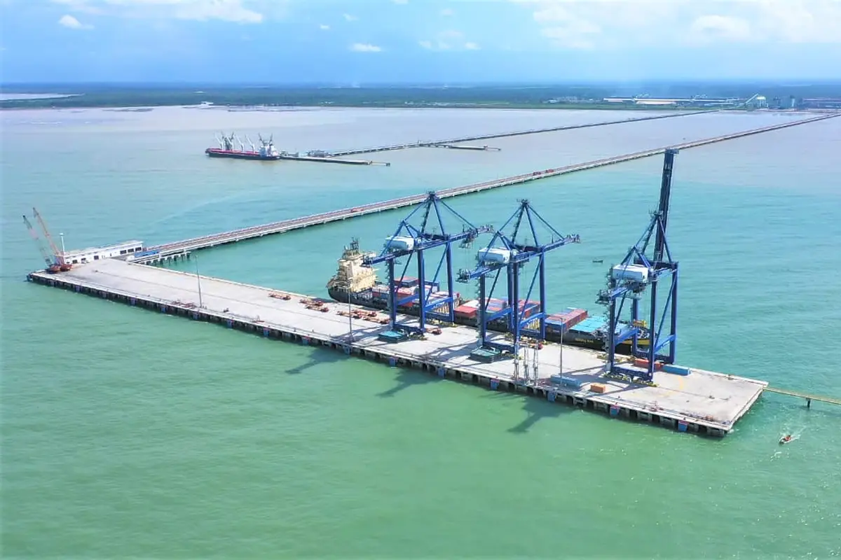 Kapal Temas Line bersandar di dermaga Kuala Tanjung Multipurpose Terminal