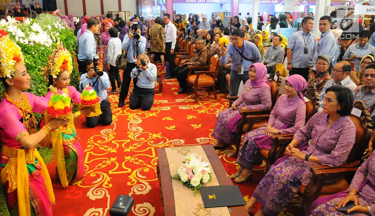 Menteri Keuangan Sri Mulyani (kanan) menyaksikan tarian saat membuka DhawaFest Pesona 2019 di Kementerian Keuangan, Jakarta, Rabu (8/5/2019). DhawaFest Pesona 2019 pada tanggal 8-10 Mei 2019. (Liputan6.com/Angga Yuniar)