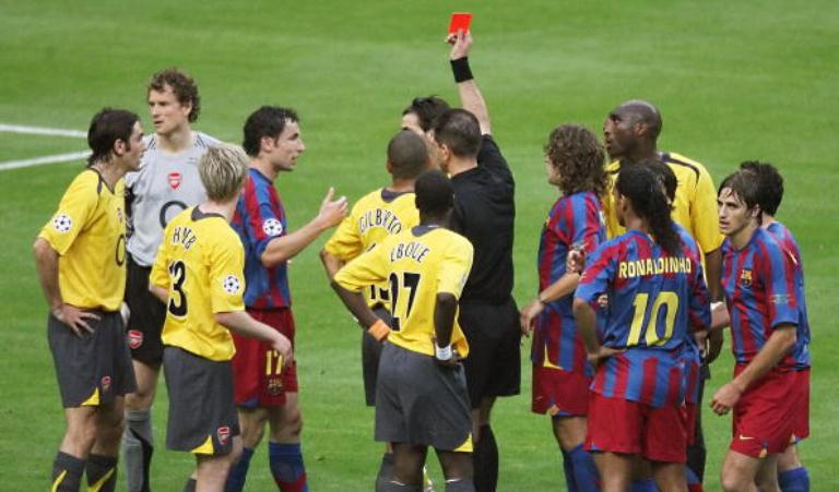 Jens Lehmann menjadi pemain pertama yang mendapat kartu merah pada laga final Liga Champions. (AFP/Gabriel Buoys)