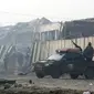 Pasukan keamanan Afghanistan berada di lokasi sehari setelah serangan di Kabul, Afghanistan (15/1). Menurut pejabat setempat, seorang pembom bunuh diri Taliban meledakkan kendaraan bermuatan bahan peledak pada Senin malam. (AP Photo/Rahmat Gul)