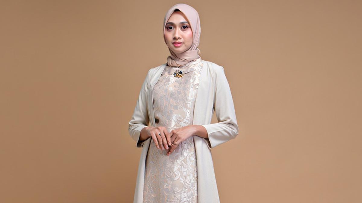 7 Model Gamis Brokat Kombinasi Outer Panjang A-Line, Detail Kecil Ini Bikin Tampilan Jadi Mewah