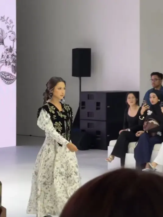 Dengan pandangan lurus, dia jalan dengan penuh percaya diri di runaway JFW 2025. Penampilan Jennifer sangat memukau. (Foto: Instagram/ jennifercoppenreal20)