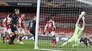Bek Slavia Praha, Tomas Holes (kanan) melepaskan sundulan yang berbuah gol penyeimbang 1-1 ke gawang Arsenal dalam laga leg pertama perempatfinal Liga Europa 2020/2021 di Emirates Stadium, London, Kamis (8/4/2021). Slavia Praha bermain imbang 1-1 dengan Arsenal. (AP/Alastair Grant)
