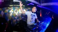 DJ Johan Suhandri dikenal dengan kepiawaiannya memainkan musik berirama EDM, Electronic RnB hingga Mash Up