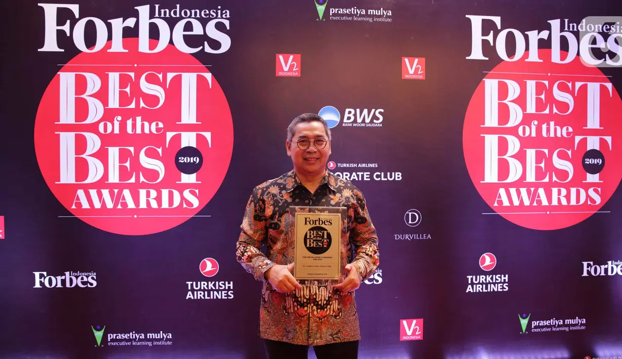 VP Corporate Secretary SCTV, Indosiar dan SCM Gilang Iskandar menerima penghargaan dari Forbes Indonesia dalam acara bertajuk Best of the Best di Jakarta, Rabu (30/10/2019). SCM meraih penghargaan berkategori perusahaan dengan kapitalisasi pasar di atas USD 1 miliar. (Liputan6.com/Faizal Fanani)