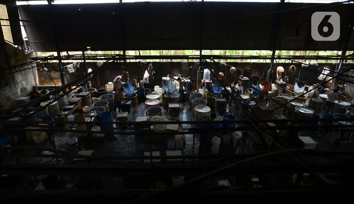 Pekerja memproduksi tahu di industri rumahan, kawasan Duren Tiga, Jakarta, Selasa (15/9/2020). Dari anggaran Pemulihan Ekonomi Nasional (PEN), sebanyak Rp 123,46 triliun disalurkan kepada UMKM di tengah pandemi Covid-19. (merdeka.com/Imam Buhori)