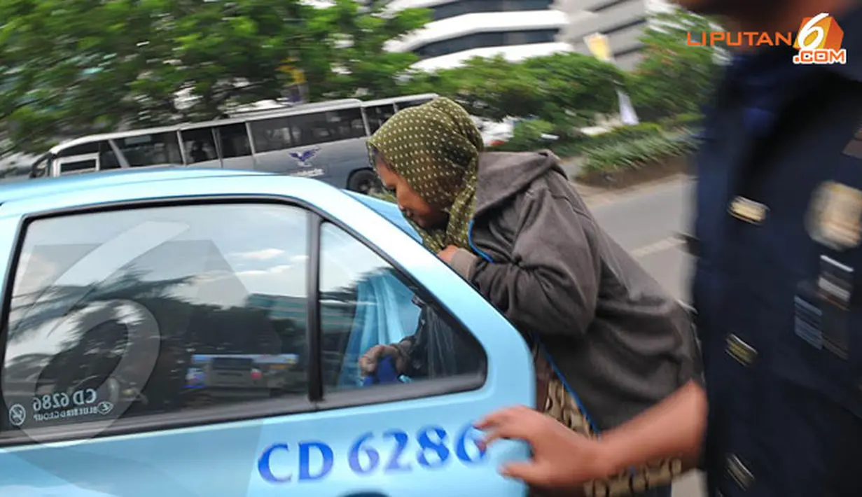 Asep Toni yang datang ditemani istrinya berniat langsung pulang ke rumahnya di Ciamis usai menjalani pemeriksaan (Liputan6.com/Herman Zakharia)