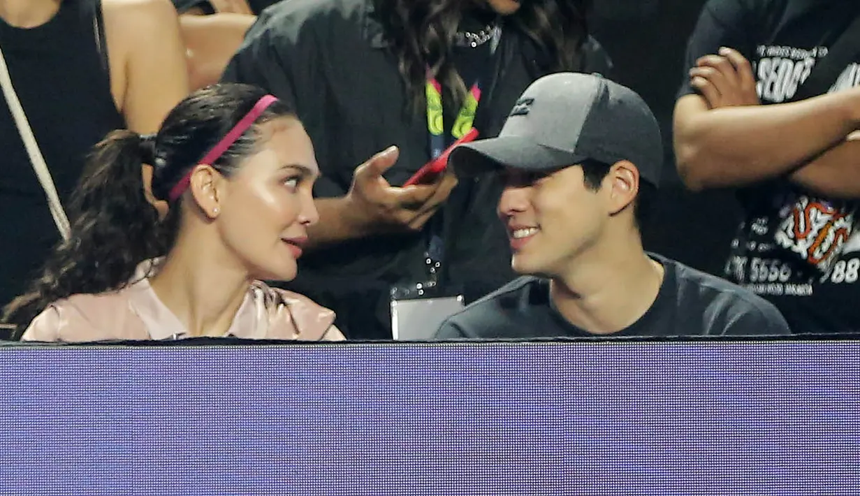 Luna Maya pun tampak sumringah dengan kejutan dari Maxime Bouttier. Keduanya bahkan berbagi pelukan di pinggir lapangan.  [Foto: Fimela/Bambang E. Ros].
