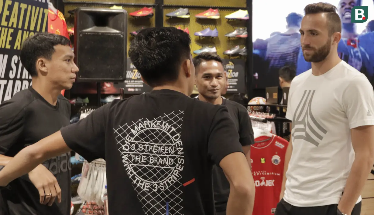 Striker Bali United, Ilija Spasojevic, berbincang dengan para Persija saat acara Creators Challenge di Fisik Footbal, Grand Indonesia, Jakarta, Jumat (22/6/2018). Acara tersebut dimeriahkan para pemain Liga 1 Indonesia. (Bola.com/M Iqbal Ichsan)