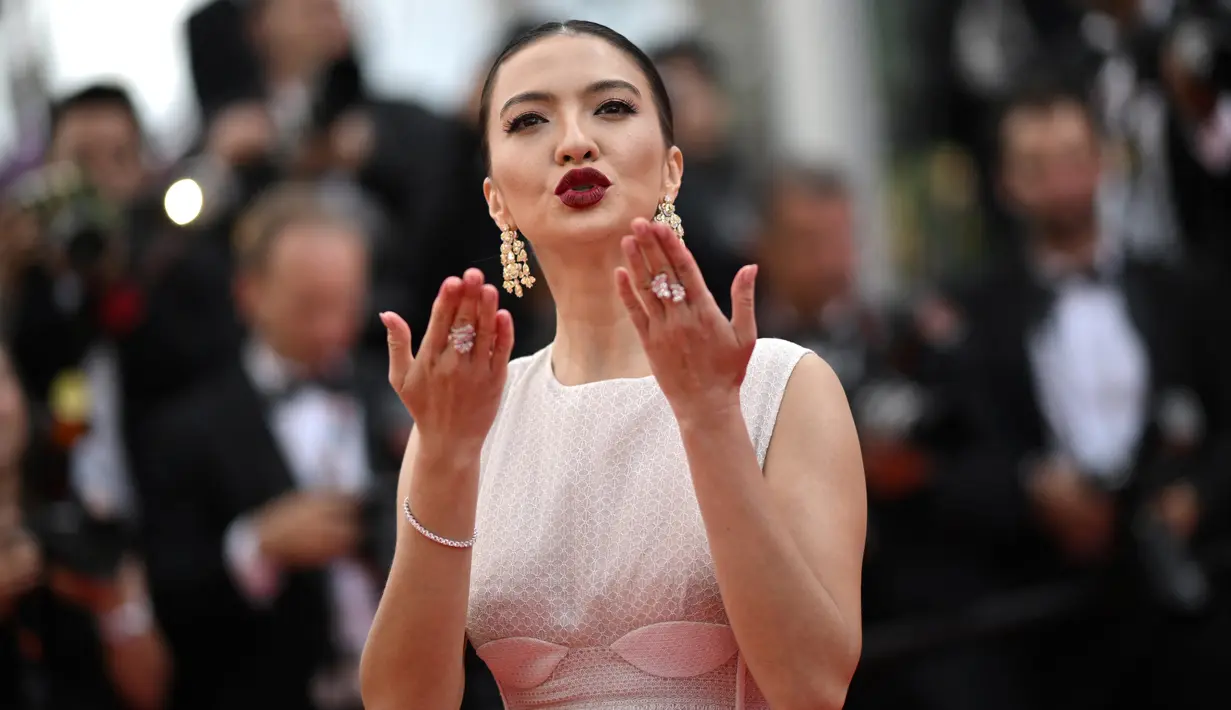 <p>Aktris Indonesia Raline Shah tiba untuk pemutaran film "Decision to Leave (Heojil Kyolshim)" dalam Festival Film Cannes edisi ke-75 di Cannes, Prancis selatan, pada 23 Mei 2022. Raline Shah mengenakan perhiasan berasal dari Chopard. Sedangkan riasan wajahnya, Raline mengenakan brand lokal dari Wardah. (Photo by LOIC VENANCE / AFP)</p>