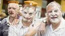 Peserta memperlihatkan wajahnya yang berlumuran kue pai usai mengikuti "pie fight" di Berlin, Jerman, 19 Juni 2015. Acara ini diselenggarakan oleh sebuah bioskop di Jerman. (REUTERS/Hannibal Hanschke)