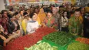 Komisaris Utama PT Berkarya Makmur Sejahtera Hutomo Mandala Putra, Dirut Milasari Kusumo Anggraini, Siti Hedianti Heriyadi, dan Siti Hutami Endang Adiningsih mengecek sayur saat meresmikan gerai Goro di Cibubur, Bogor, Rabu (17/10). (Liputan6.com/HO/Dana)