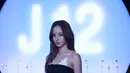 Nuttanicha Dungwattanawanich tampil mengenakan dress hitam strap putih, dengan mengenakan jam tangan Chanel. Dok.CHANEL