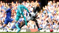 Kiper Chelsea, Thibaut Courtois menjatuhkan penyerang Swansea, Bafetimbi Gomis di dalam kotak penalti pada laga Liga Premier Inggris di Stadion Stamford Bridge, Inggris, Sabtu (8/8/2015). Pertandingan berakhir imbang 2-2. (Reuters/Eddie Keogh)