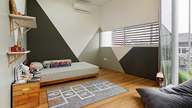 Dinding aksen di kamar tidur hunian Inset House di Bekasi karya DELUTION. (dok. Arsitag.com)