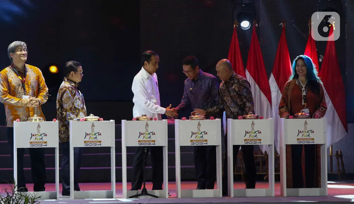 Menurut Presiden Jokowi, masyarakat bisa mendapatkan hiburan dan juga belanja dengan harga yang terjangkau selama perhelatan Jakarta Fair. (Liputan6.com/Herman Zakharia)