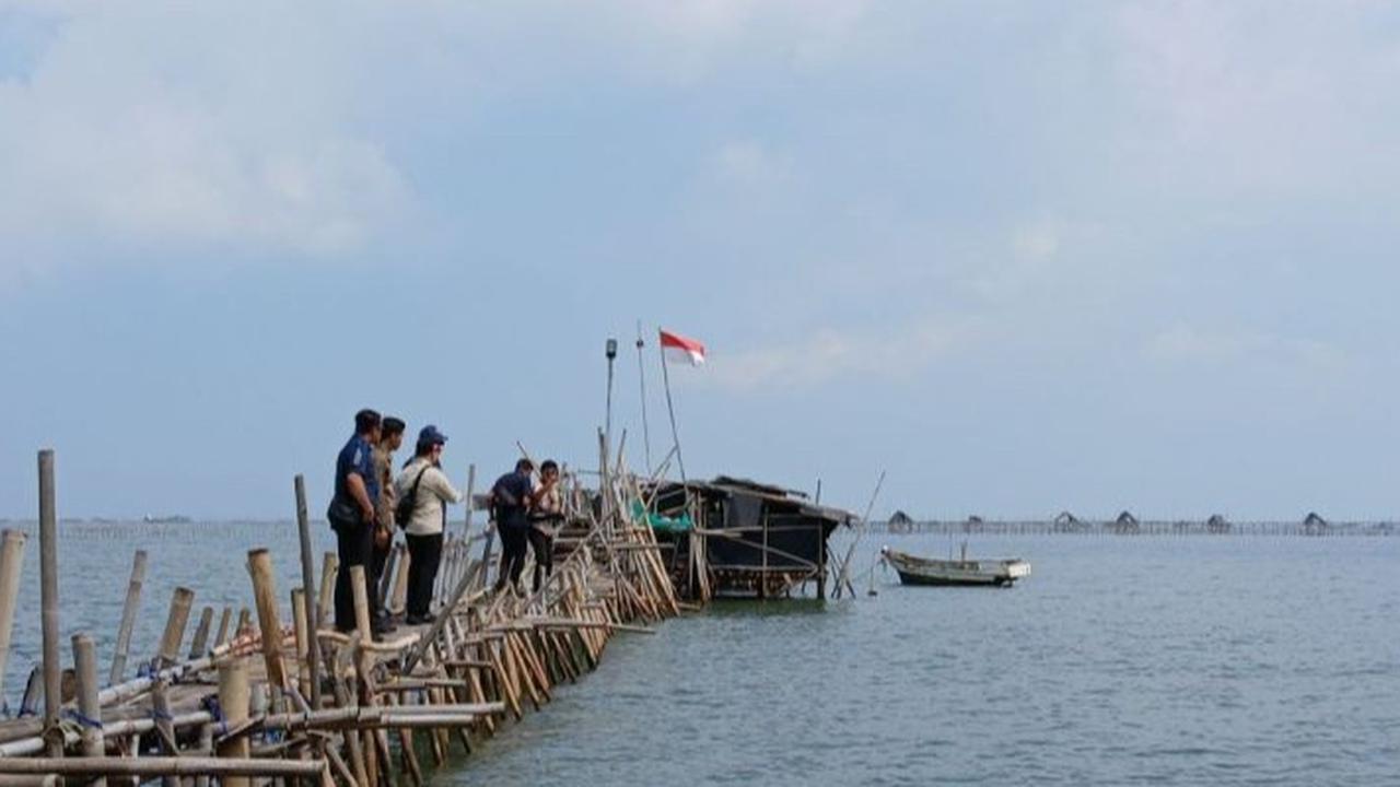 VIDEO: Wajah Pasukan Gigih Tahan Dingin, Makan di Laut di Tengah Obrak Abrik Pagar Bambu Tangerang
