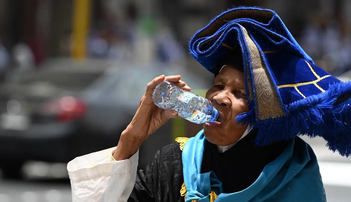Heatstroke adalah kondisi tubuh tidak dapat mengontrol suhu tubuhnya. (Photo by Sajjad HUSSAIN / AFP)
