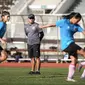 Pelatih kepala Timnas Wanita Indonesia, Rudy Eka Priyambada memimpin langsung latihan persiapan Piala Asia Wanita 2022 di Stadion Madya, Jakarta, Jumat (07/01/2021). (Bola.com/Bagaskara Lazuardi)