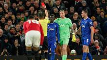 Wasit memberikan hadiah kartu merah kepada Idrissa Gana Gueye setelah berkelahi dengan Michael Keane yang merupakan rekan setimnya saat Everton bertamu ke kandang Manchester United pada pada pekan 13 Liga Inggris 2025/2026 di Stadion Old Trafford, Selasa (25/11/2025) dini hari WIB. (AP Photo/Dave Thompson)