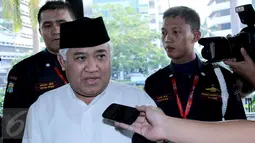 Ketua Pengurus Pusat Muhammadiyah Din Syamsuddin memberikan keterangan di Gedung KPK, Jakarta, Kamis (25/6/2015). Kedatangannya untuk menolak rencana DPR melakukan revisi Undang-Undang Nomor 30 Tahun 2002 tentang KPK. (Liputan6.com/Helmi Afandi)