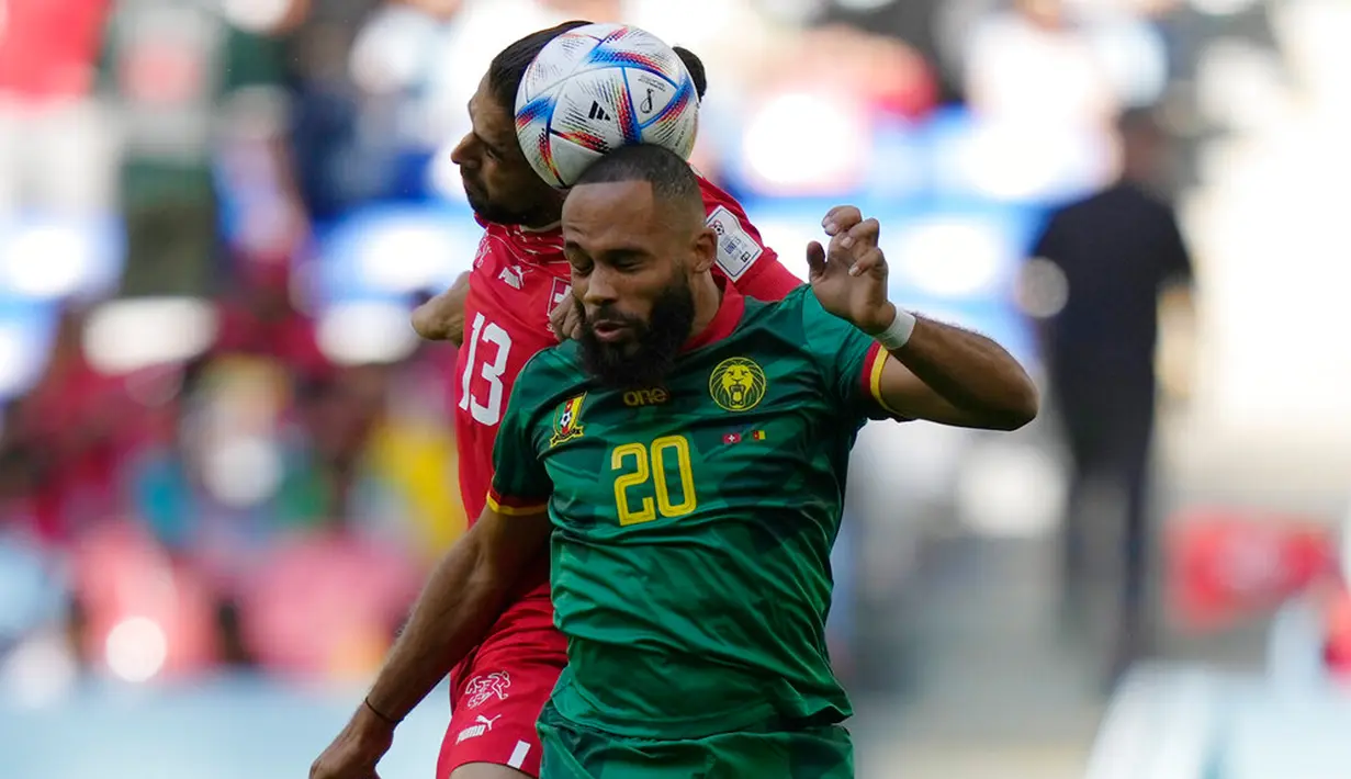Pemain Swiss Ricardo Rodriguez (kiri) melompat untuk berebut bola udara dengan pemain Kamerun Bryan Mbeumo pada pertandingan sepak bola Grup G Piala Dunia 2022 di Stadion Al Janoub, Al Wakrah, Qatar, Kamis (24/11/2022). Swiss mengalahkan Kamerun dengan skor 1-0. (AP Photo/Matias Schrader)
