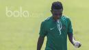 Gelandang Borneo FC, Terens Puhiri, melepas dahaga usai mengikuti seleksi Timnas Indonesia U-22 di Lapangan SPH Karawaci, Banten, Kamis (9/3/2017). (Bola.com/Vitalis Yogi Trisna)
