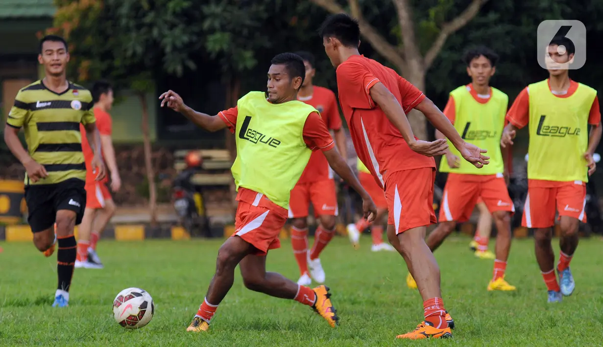 Gelandang Persija, Ramdani Lestaluhu (kedua kiri) merebut bola saat latihan di Lapangan Yon Zikon 14, Jakarta, Senin (11/7/2016). Rizky Ramdani Lestaluhu, pemain asal Tulehu yang telah memakai seragam Persija lebih dari satu dekade. (Liputan6.com/Helmi Fithriansyah)