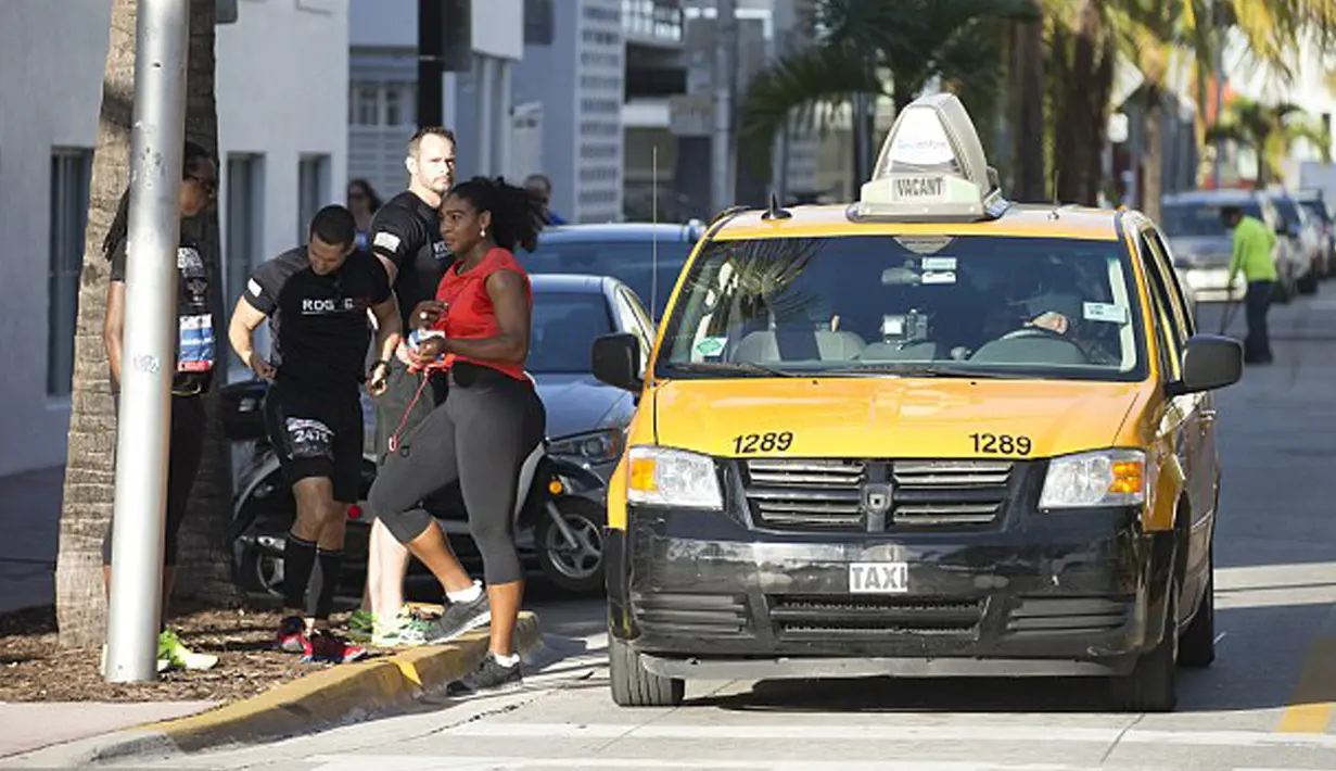 Petenis wanita nomor satu dunia, Serena Williams turun dari sebuah taksi yang ia tumpangi ditengah perlombaan pada acara lari amal 5 km yang diselenggarakan di Miami Beach, Florida, Senin (14/12/2015). (dailymail.co.uk)