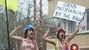 Dua orang wanita melakukan aksi telanjang dada memprotes kebijakan Presiden AS Donald Trump di sela-sela kunjungan Wakil Presiden AS, Mike Pence ke Belgia di Brussel, Senin (20/2). (AFP Photo/ JOHN THYS)