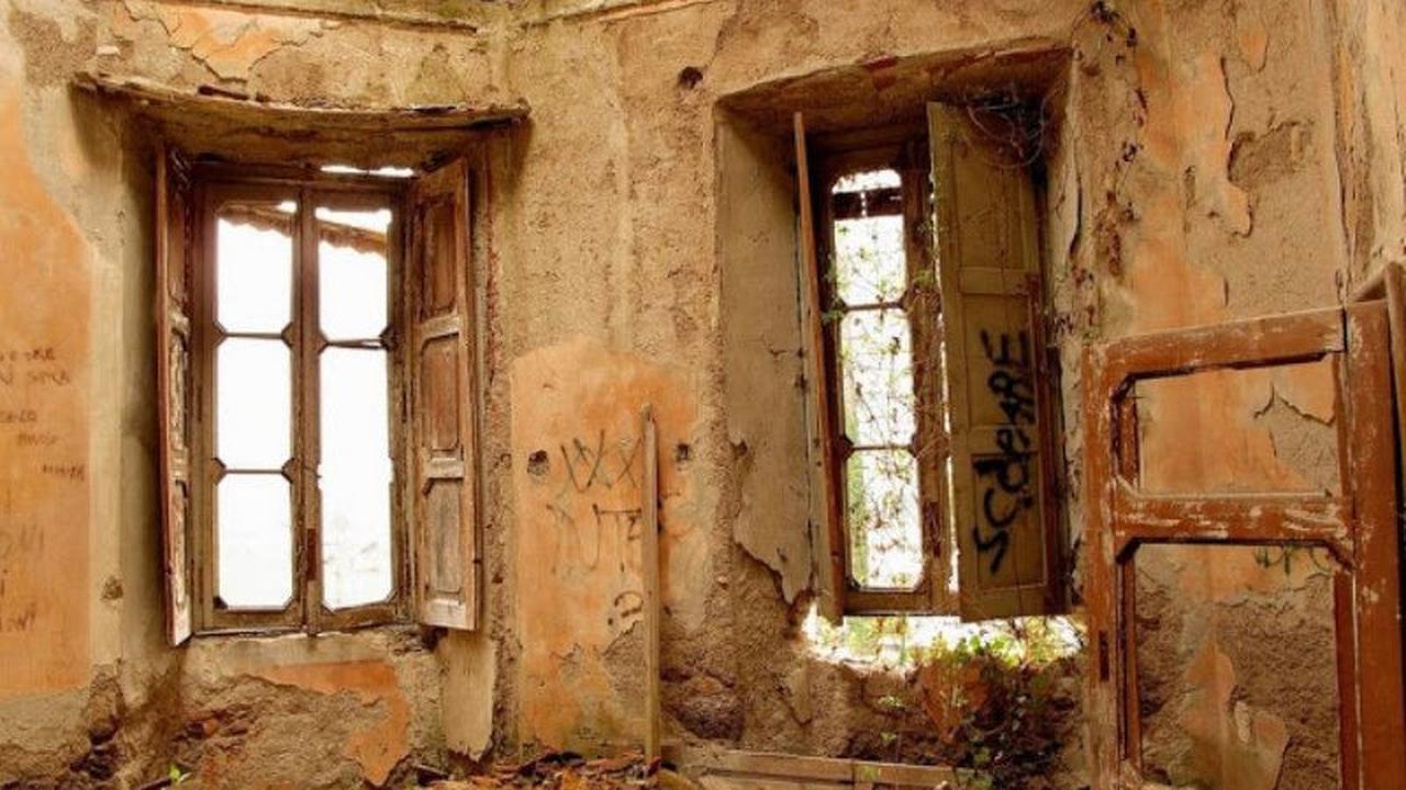 Rumah-rumah yang terbengkalai dan kosong menimbulkan risiko keruntuhan yang signifikan.&nbsp;