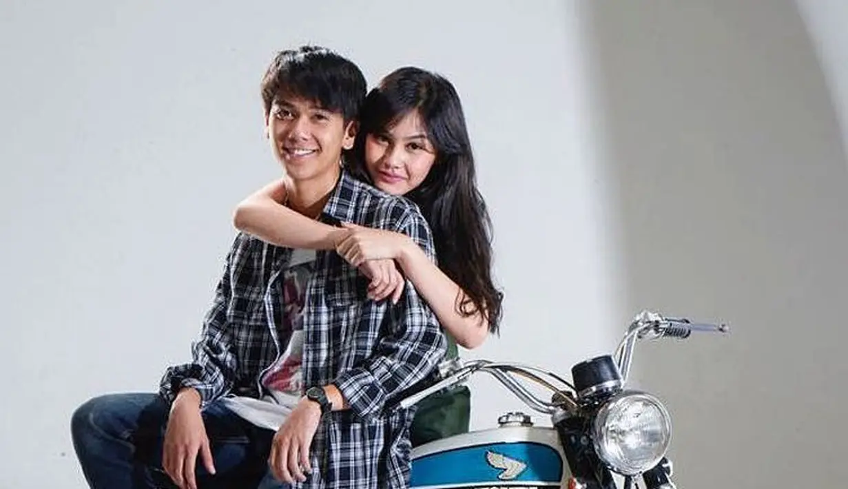 Sosok Dilan di masa itu sepertinya memang idola wanita. Dengan kemeja kotak-kotak yang berukuran lebih besar dari tubuhnya, potongan rambut yang seperti itu dan pastinya motor tua andalannya. Gimana, kamu naksir juga kan? (Instagram)