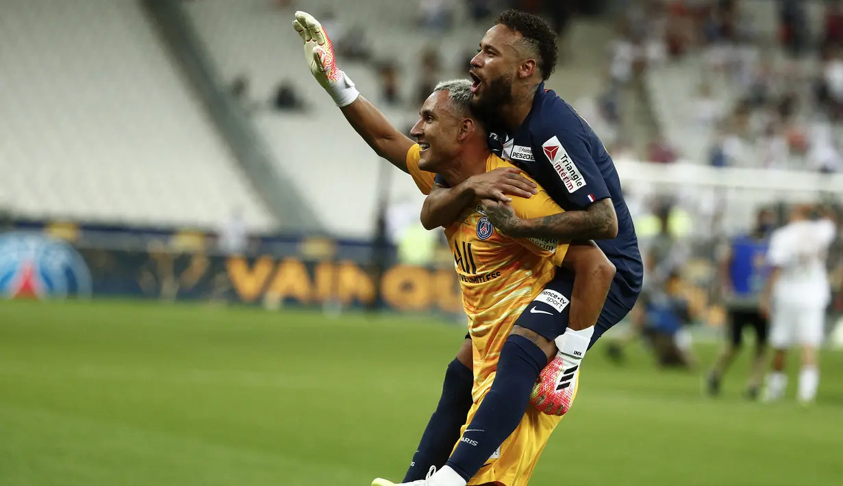 Pemain PSG, Neymar dan Keylor Navas merayakan kemenangan atas Olympique Lyon pada final Piala Liga Prancis di Stade de France, Sabtu (1/8/2020) dini hari WIB. PSG menang 6-5 atas Lyon lewat adu penalti. (AFP/Geoffroy Van Der Hasselt)