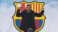 La Liga - Michel Sanchez Pelatih Girona dengan latar logo Barcelona (Bola.com/Adreanus Titus)