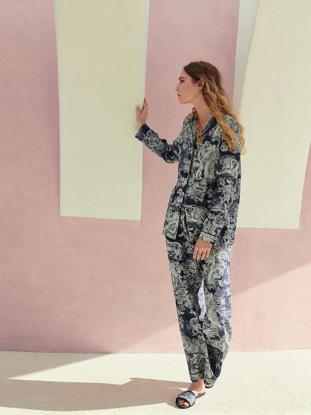 Elegansi Ikonis dalam Potongan Busana Terbaru dari Koleksi Dior Chez Moi