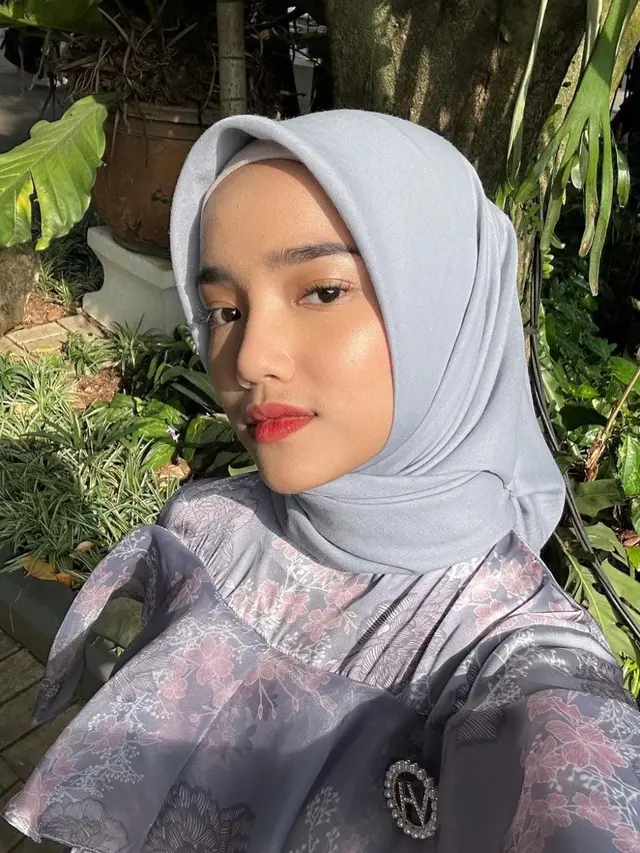 Fuji tampil menggunakan hijab