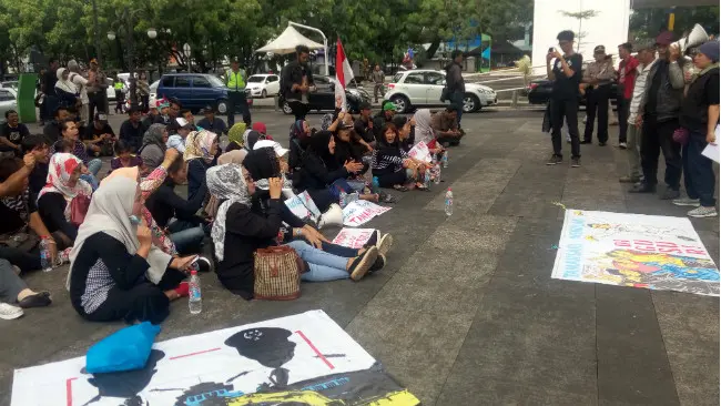 Puluhan warga RW 11 Kelurahan Tamansari, kota Bandung menggelar aksi unjuk rasa menolak rencana pembangunan rumah deret di halaman Balai Kota Bandung, Kamis 19 Oktober 2017. (Liputan6.com/Huyogo Simbolon)
