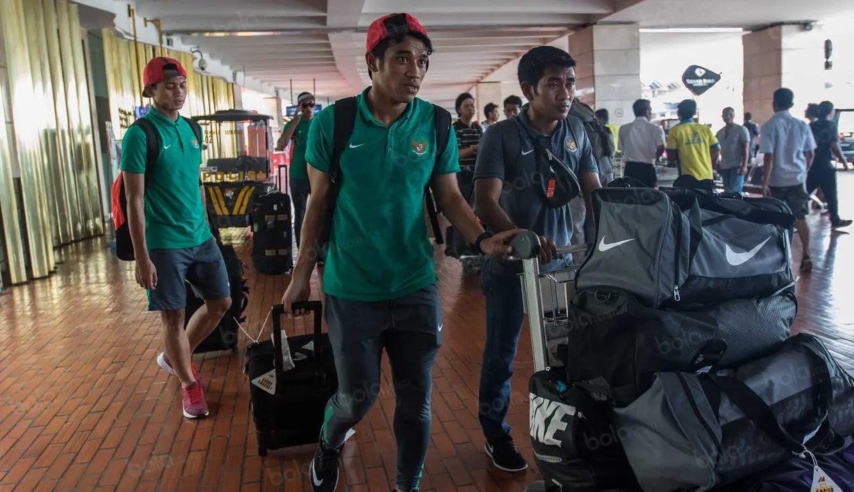 Usai menjadi perhatian warga, Benny Wahyudi, langsung kembali melanjutkan perjalanan pulang. (Bola.com/Vitalis Yogi Trisna)