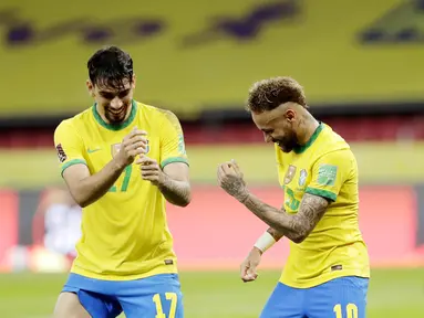 Striker Brasil, Neymar, bersama Lucas Paqueta, melakukan selebrasi usai mencetak gol ke gawang Ekuador pada laga Kualifikasi Piala Dunia 2022 Zona Amerika Selatan, Minggu (5/6/2021). Brasil menang dengan skor 2-1. (AP/Andre Penner)