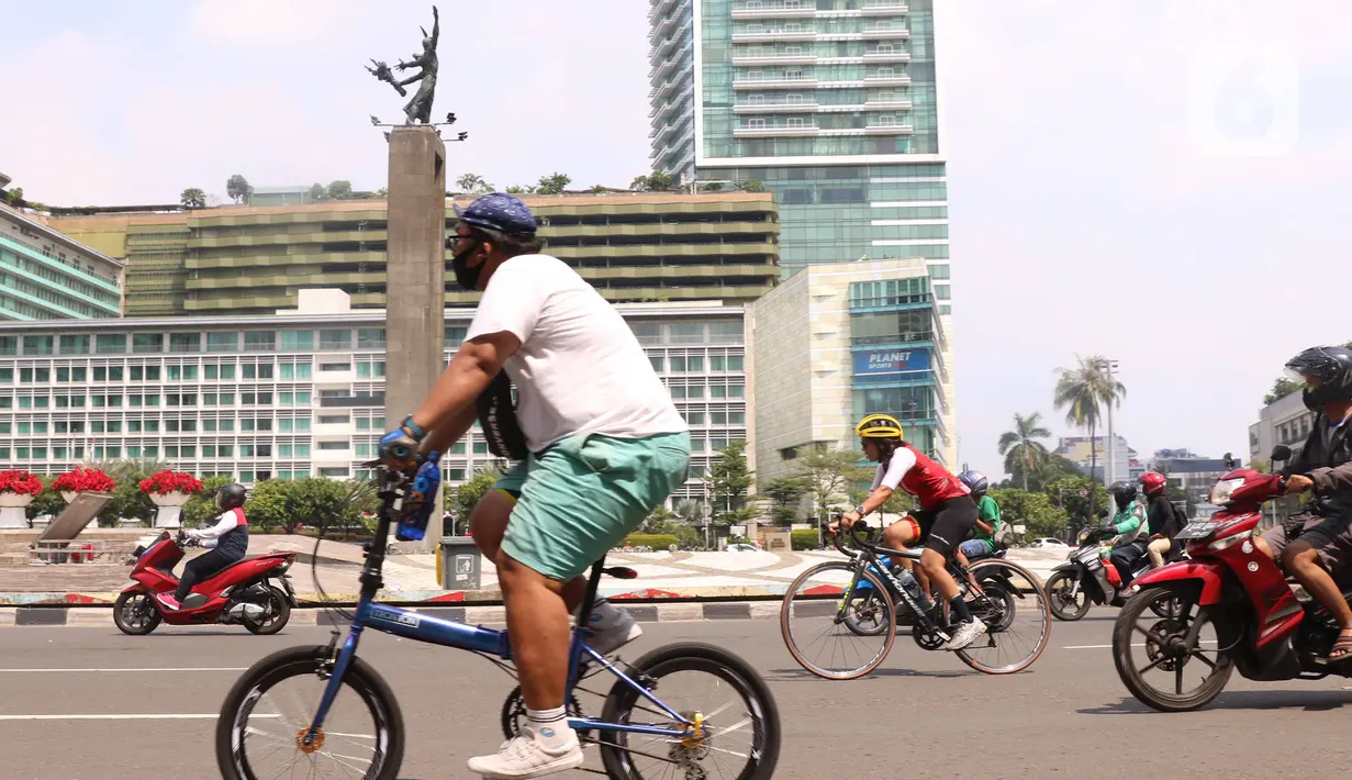 Pesepeda melintasi kawasan Bundaran HI, Jakarta, Minggu (16/8/2020). Ditutupnya 32 kawasan khusus pesepeda (KKP) di DKI Jakarta dilakukan lantaran banyak ditemukan pelanggaran protokol kesehatan. (Liputan6.com/Angga Yuniar)