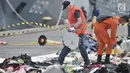Petugas KNKT bersama Dewan Keselamatan Transportasi Nasional (NTSB) Amerika Serikat memisahkan serpihan pesawat Lion Air JT-610 dari tumpukan barang temuan di Pelabuhan JICT 2, Jakarta, Kamis (1/11). (Merdeka.com/ Iqbal S. Nugroho)