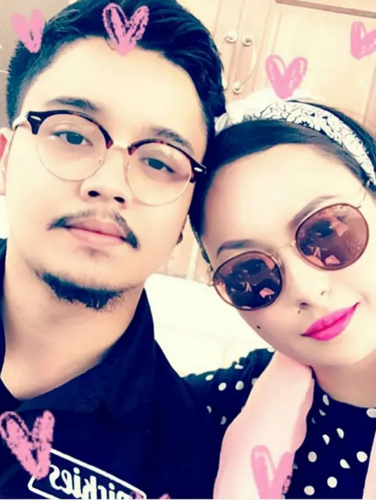 Kebar bahagaia itu bagikan oleh pemilik nama Martua Rumero Derby Nainggolan alias Derby Romero dalam akun resmi Instagram. Begitu juga dengan sang kekasih, yang mengungkapkan kebahagiaannya di akun Instagramnya. (Instagram/derbyromero)